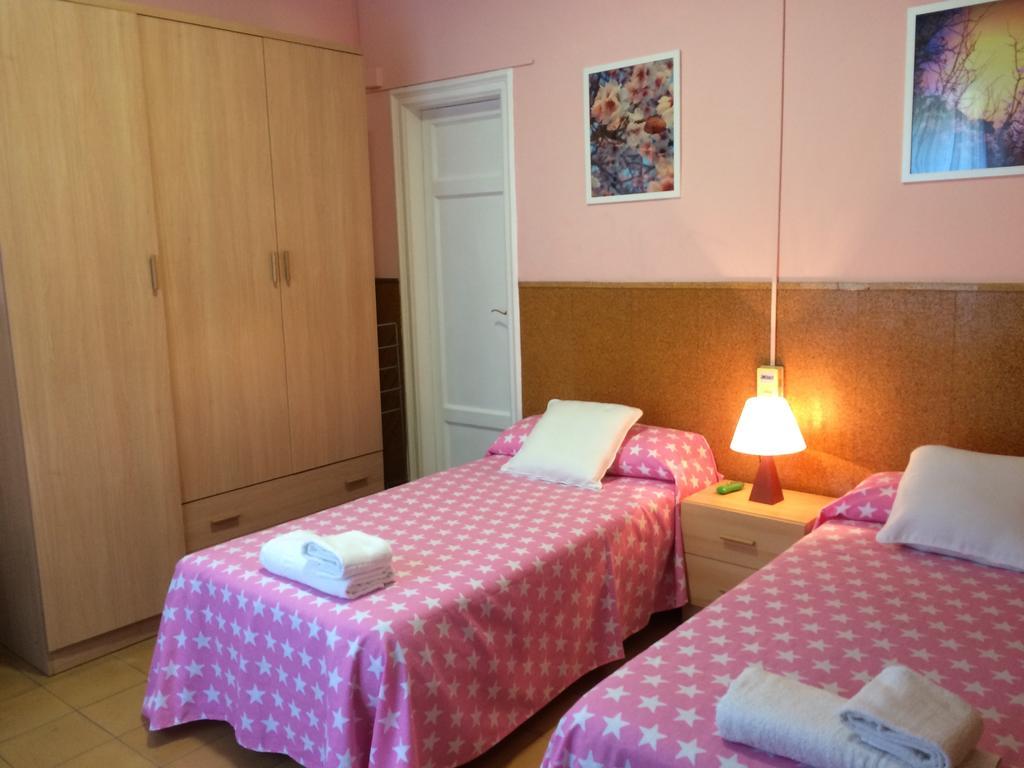 Hostal Valls Барселона Екстериор снимка
